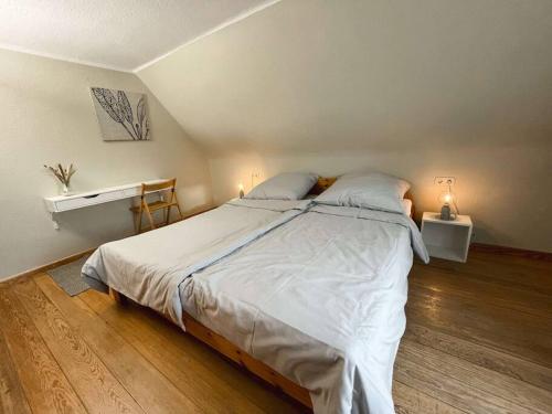 Un pat sau paturi într-o cameră la Geräumiges 180 qm Ferienhaus auf 3 Etagen