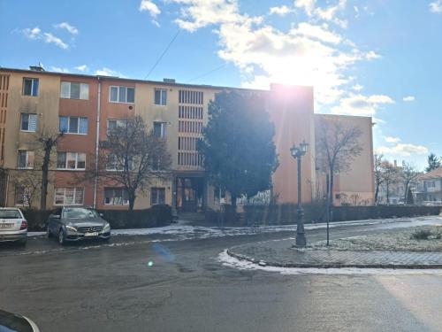 an empty parking lot in front of a building at Campia Turzii central apartment in Cîmpia Turzii