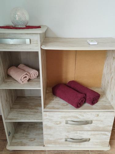 a wooden shelf with two towels and towels at Xareu-Balanço das Ondas! in Cabo de Santo Agostinho