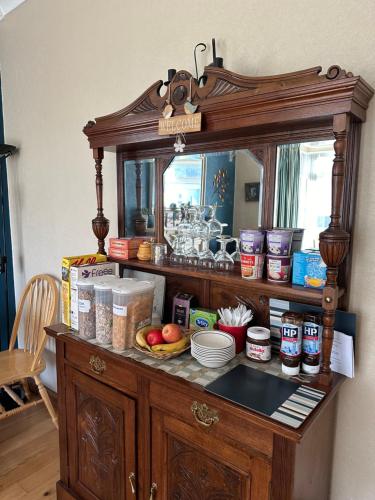 Marine Villa B&B في أنالونغ: خزانة خشبية عليها طعام