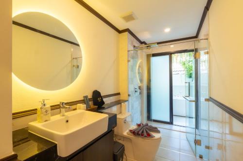 Bilik mandi di Le ville lanna Chiang Mai Gate Old Town Hotel
