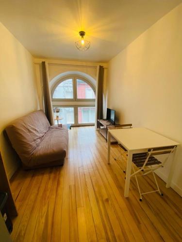 un salon avec un canapé et une table dans l'établissement Studio, à Cauterets