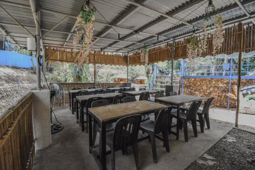 um restaurante com mesas e cadeiras num edifício em EL BOSQUE RESORT CORON em Coron