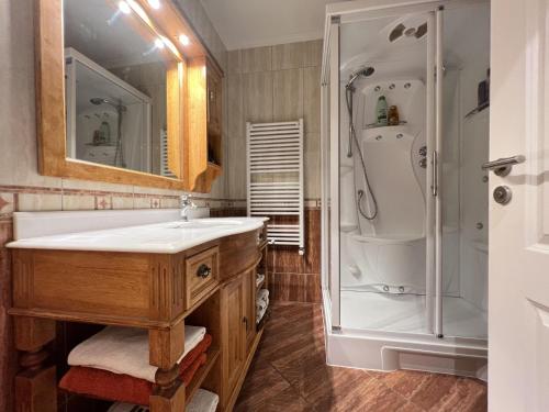 bagno con lavandino e doccia di Casa Sant Pere Pescador, 3 dormitorios, 6 personas - ES-89-74 a Sant Pere Pescador