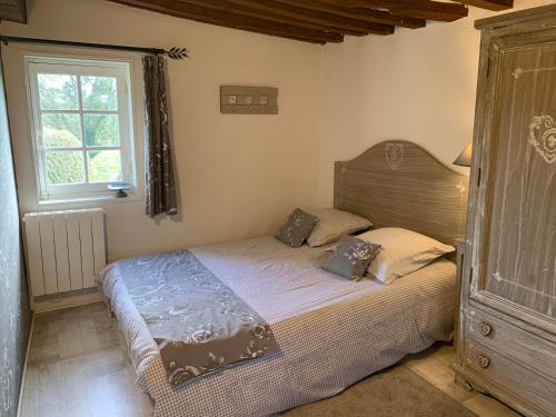 sypialnia z łóżkiem i oknem w obiekcie Gite le Normand w mieście Vimoutiers