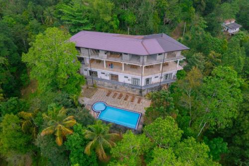 einen Luftblick auf ein großes Haus mit einem Pool in der Unterkunft Red Letter Hotel in Kandy