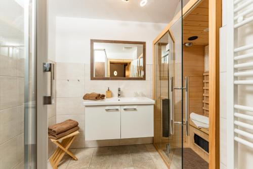 y baño con lavabo blanco y ducha. en Winklhütte, en Forstau