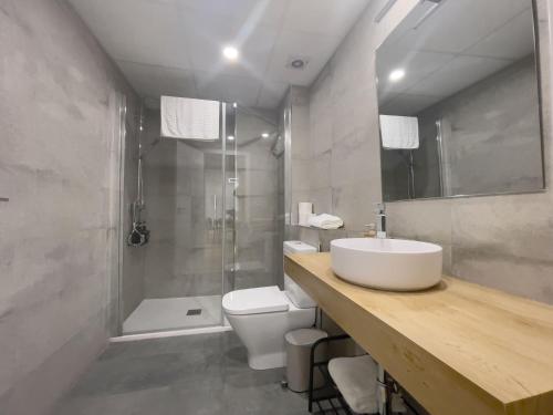 a bathroom with a sink and a toilet and a shower at Lemon & Muralla -Céntrico-Nuevo-Premium in Murcia