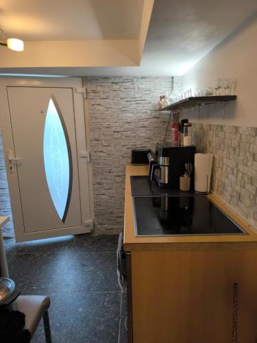 eine Küche mit einer Spüle und einer Arbeitsplatte in der Unterkunft kleine Wohnung in Köln-Rösrath mit Garten in Rösrath