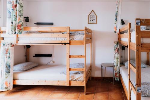 Pokój z łóżkami piętrowymi w hostelu w obiekcie Endless Summer Hostel w Adeje