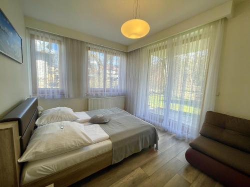 ザコパネにあるApart-Center Makuszyńskiegoのベッドルーム(大型ベッド1台、窓付)