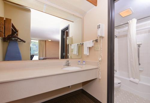 Foto da galeria de Americas Best Value Inn - Collinsville / St. Louis em Collinsville