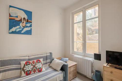 un salon avec un canapé et une télévision dans l'établissement 