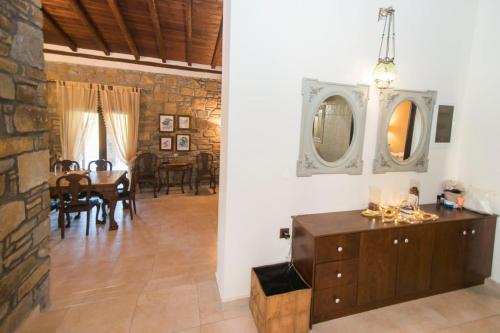 uma sala de estar com uma mesa e uma sala de jantar em Villa Marina Limnos em Pedhinón