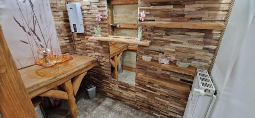 ein Badezimmer mit einer Holzwand und einem Holztisch in der Unterkunft Vier Jahreszeiten Haus 4a Whg 05 in Großenbrode