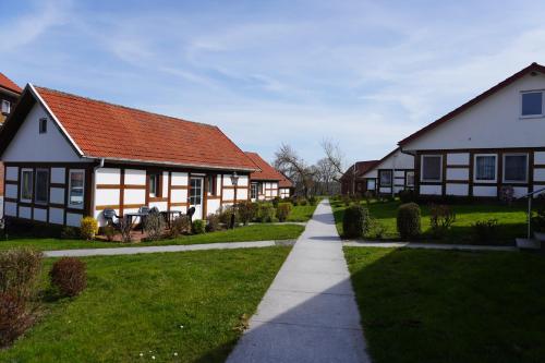 een rij huizen met een stoep voor de deur bij Alcor Hotel Feriendorf an der Ostsee in Wohlenberg