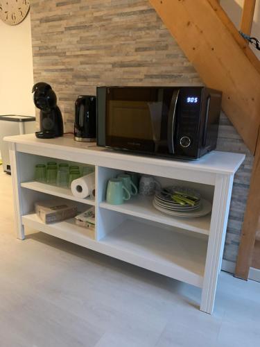 chambre salon indépendant, salle de bain wc privés, jardin privé, piscine partagée près d'un lacにあるキッチンまたは簡易キッチン