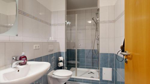 ein Bad mit einem Waschbecken, einem WC und einer Dusche in der Unterkunft strandnahe FeWo mit Balkon, Residenz Bel Vital 46, Binz in Binz