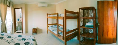 een kamer met 2 stapelbedden in een kamer bij Casa Brisa da Terra. in Barra Grande