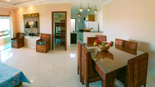 cocina y sala de estar con mesa y sillas en Casa Brisa da Terra., en Barra Grande
