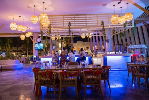 מסעדה או מקום אחר לאכול בו ב-Hotel Novotel Sharm El-Sheikh