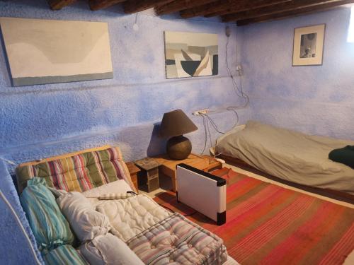 um quarto com uma cama, um sofá e uma televisão em Through the Grapevine House - peace and quiet em Egina