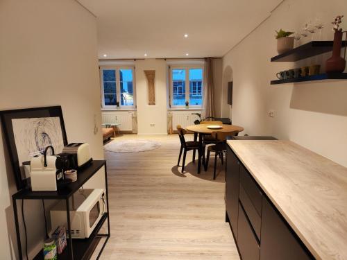 een keuken en eetkamer met een tafel en stoelen bij Suite Kaiser: Charming City Apartment in Waldshut-Tiengen