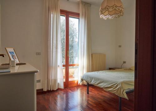 - une chambre avec un lit et une grande fenêtre dans l'établissement Tuscan ART DECO Villa ~ Countryside Home, à Massa