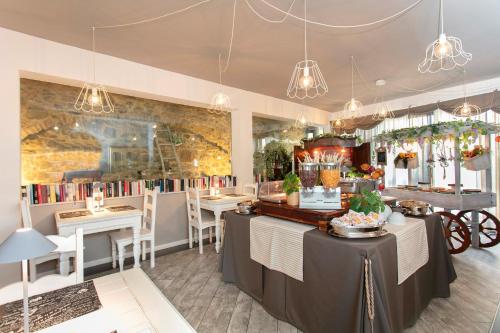 - un restaurant avec des tables et des chaises dans une salle dans l'établissement Residenza il Punto, à Pérouse