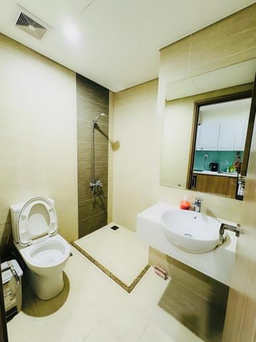 a bathroom with a toilet and a sink at Homestay Vinhome Ocean Park Studio in Gia Lâm Pho