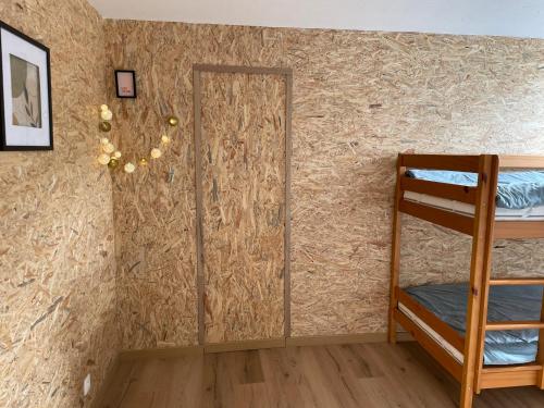 a room with a wall with a mirror and bunk beds at Gîte La Forestière in Walcourt