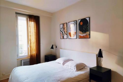 une chambre avec un lit blanc et une fenêtre dans l'établissement T2 - lit XL, proche Part-Dieu, self check-in, à Villeurbanne