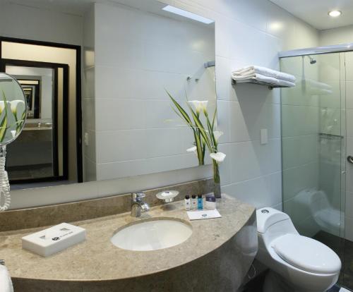 Kylpyhuone majoituspaikassa Estelar Recinto Del Pensamiento Hotel Y Centro De Convenciones