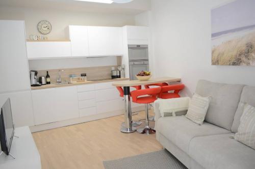 Il dispose d'une cuisine et d'un salon avec un canapé et une table. dans l'établissement Appartement Cosy et Plage, à Nice