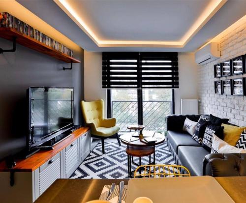 uma sala de estar com um sofá e um aquário em Ava Boutique em Istambul