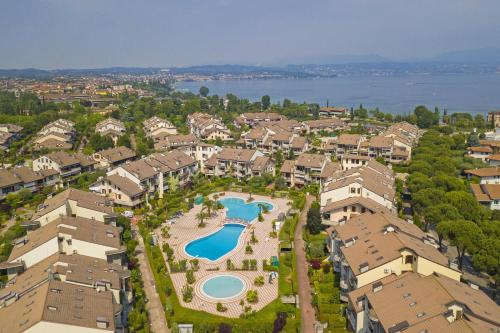 widok z powietrza na ośrodek z basenem w obiekcie VistaLago Green Residence 100m From Lake - Happy Rentals w mieście Desenzano del Garda