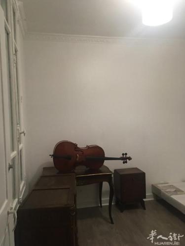 een viool op een tafel in een kamer bij welcome you in Gennevilliers