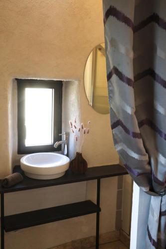 une salle de bain avec un lavabo et un miroir dans l'établissement Grand Gite, Mas Favières, à Notre-Dame-de-la-Rouvière