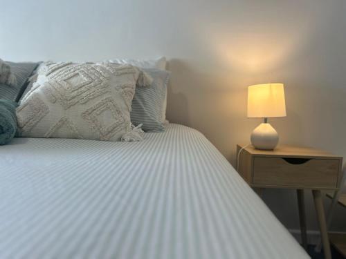 Una cama o camas en una habitación de Happy Valley Rest
