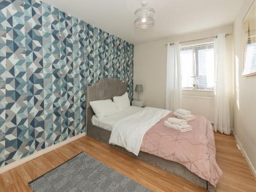 En eller flere senge i et værelse på Spacious Home with Modern Amenities Near IKEA Pass the Keys