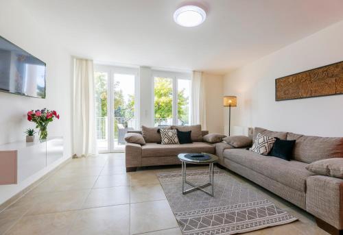 a living room with a couch and a table at MEMORY - Ferienapartments & Zimmer - Mediterraner Flair in der Rhön in Bischofsheim an der Rhön