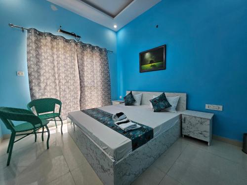 een slaapkamer met een bed en een blauwe muur bij homeystay urbandream in Faridabad