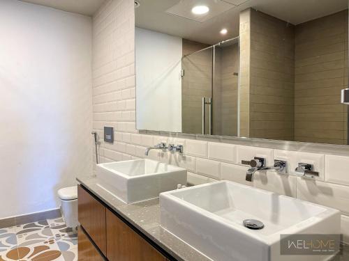 Ένα μπάνιο στο WelHome - Prime 1BR Apartment at Oia Residence