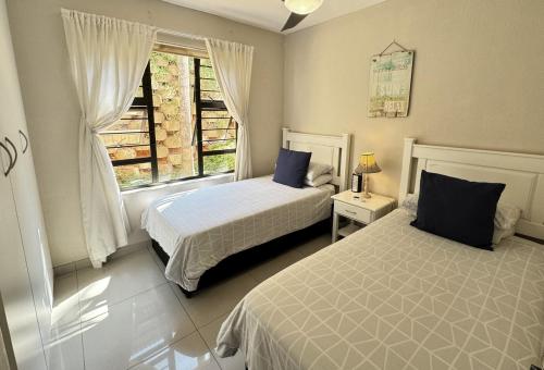 Postel nebo postele na pokoji v ubytování 19 The Shades - Walk to the Beach and Village!