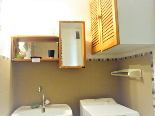 La petite salle de bains est pourvue d'un lavabo et de toilettes. dans l'établissement MER indigo & FLAMANTS Roses, à Mauguio