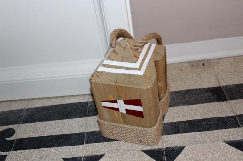 a bag sitting on the floor in front of a door at Salamureci Camere in Trapani
