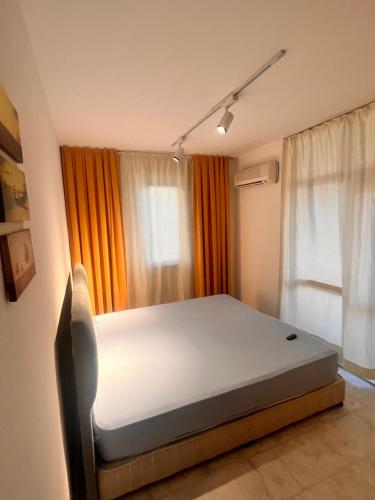 - une chambre avec un lit en face d'une fenêtre dans l'établissement FAMILY VILLA by the sea, à Konaklı