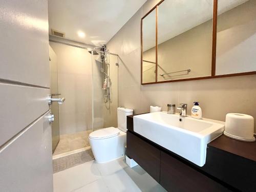 Free pick up / Stunning Luxury Family Home 3B3B في بانكوك: حمام أبيض مع حوض ومرحاض