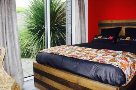 une chambre avec un lit et une grande fenêtre dans l'établissement Le petit gîte de Cancale, Saint-Malo, Bretagne, à Cancale