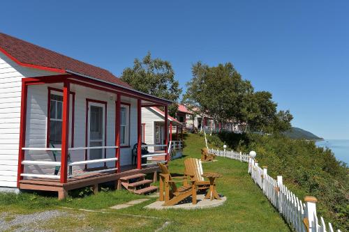 a tiny house on the side of a hill at Motel et Chalets Bo-Fleuve Evangeline in Saint-Siméon